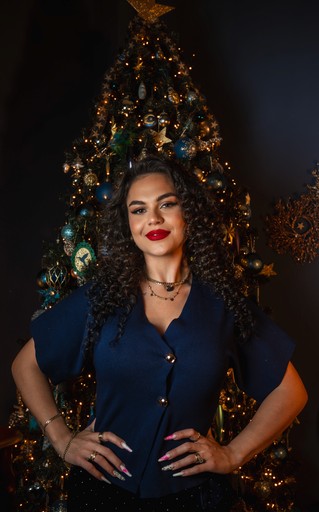 Portret feminin festiv realizat într-o ședință foto de Crăciun în studio București