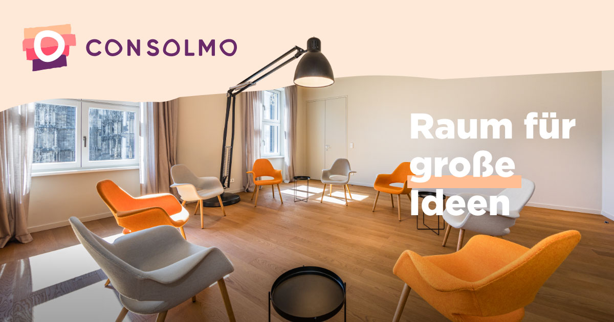 Heller Seminarraum mit Sesseln im Kreis, Stehlampe und Fensterfront – Raum für Workshops und kreative Meetings mit consolmos Slogan Raum für große Ideen.