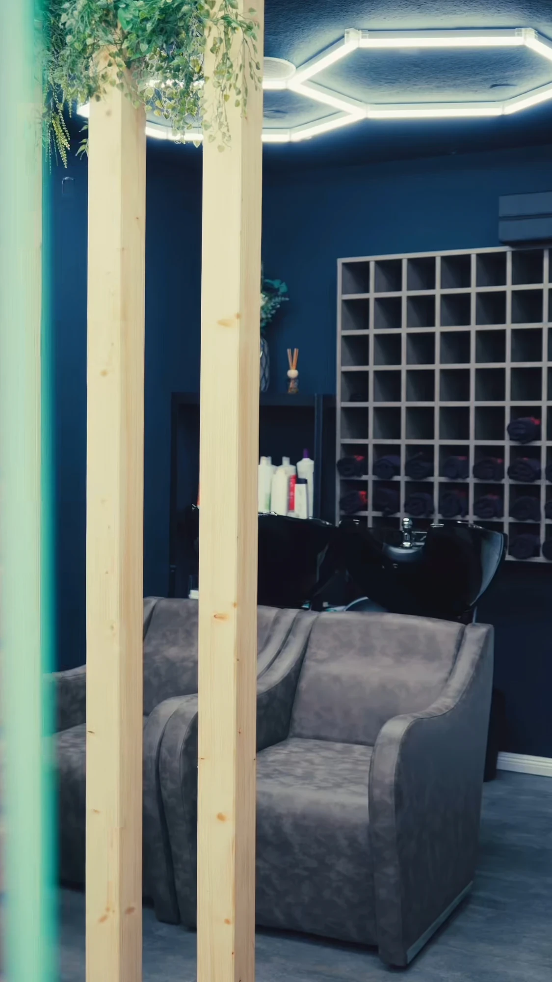 By Saif Frisör in Stadthagen - Innenambeinte Lounge Bereich und Theke.