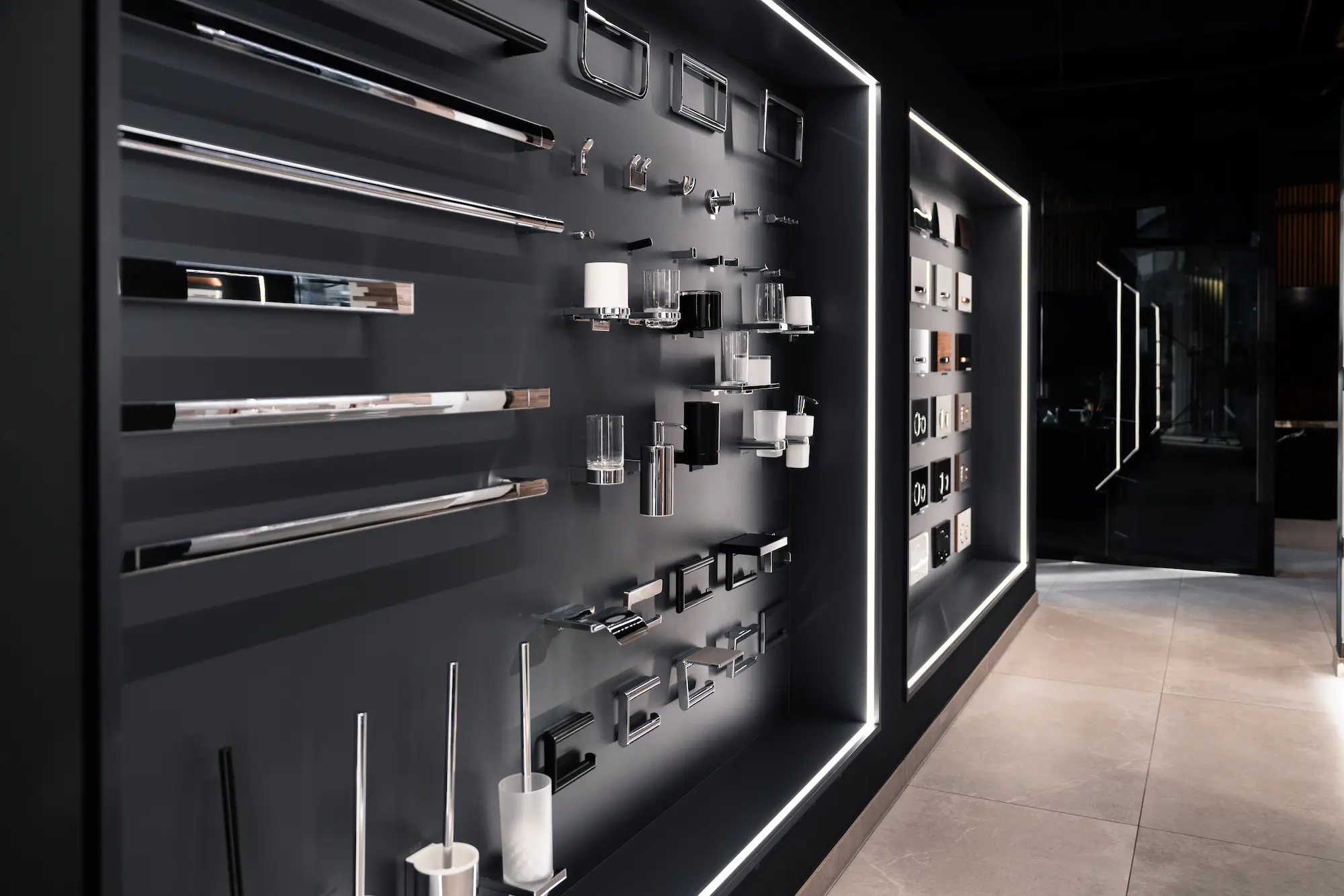 Hoti Showroom mit Wand voller Badaccessoires und Halterungen