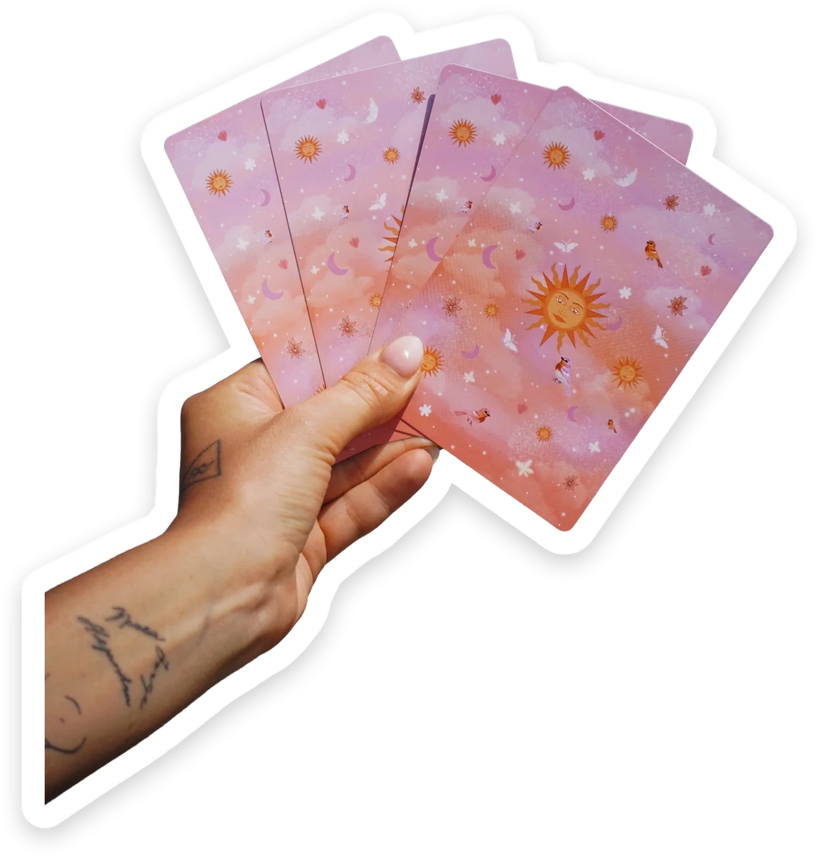Una mano sostiene cuatro cartas del oráculo Desde el Alma