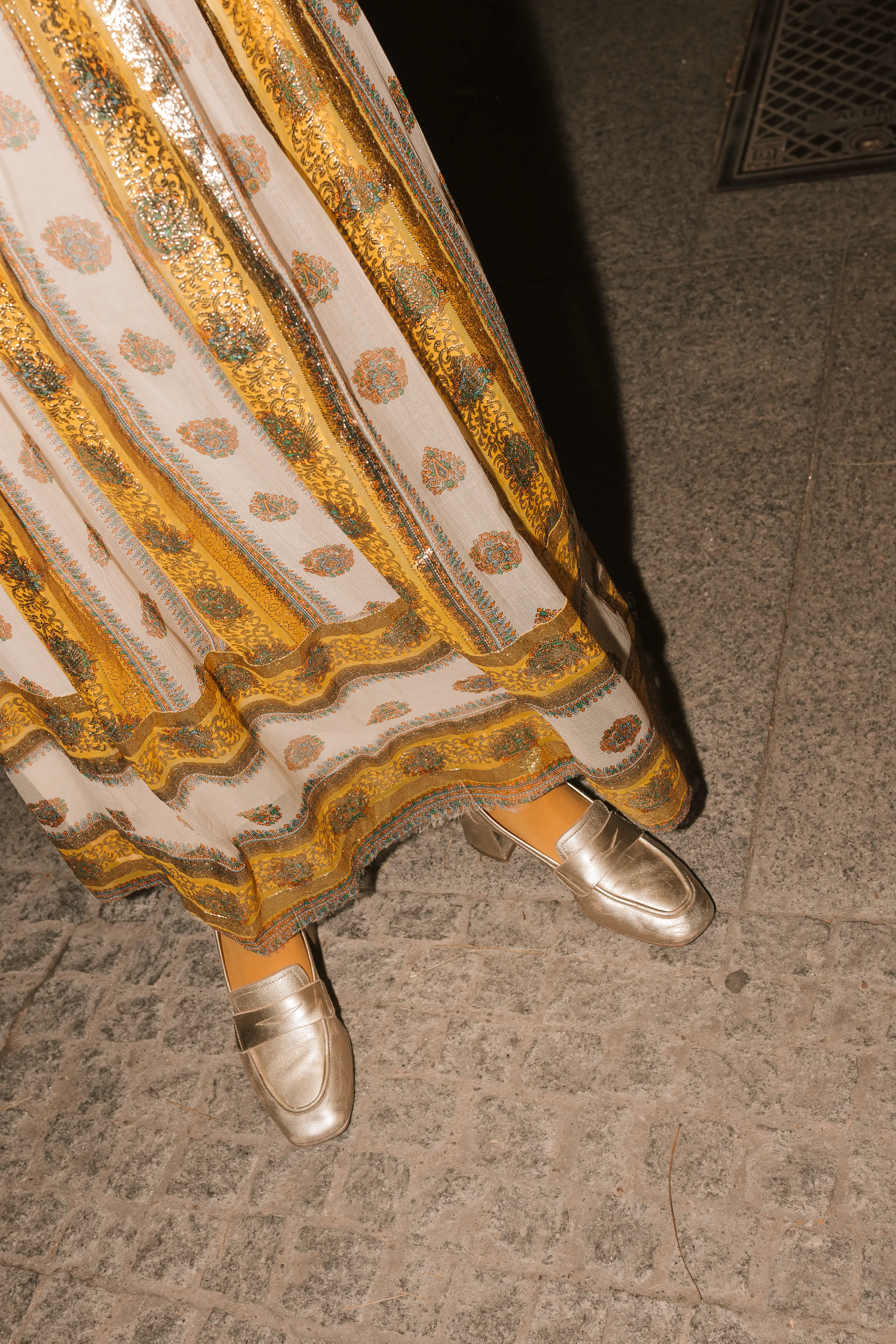 falda amarilla y mocasines dorados