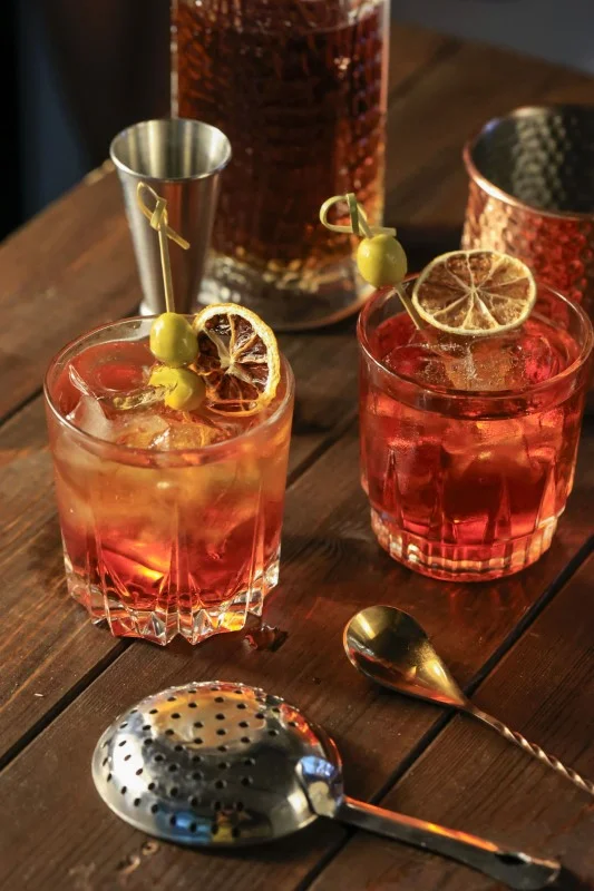 elegancki koktajl przygotowywany przez barmana na wesele przy pomocy sitka