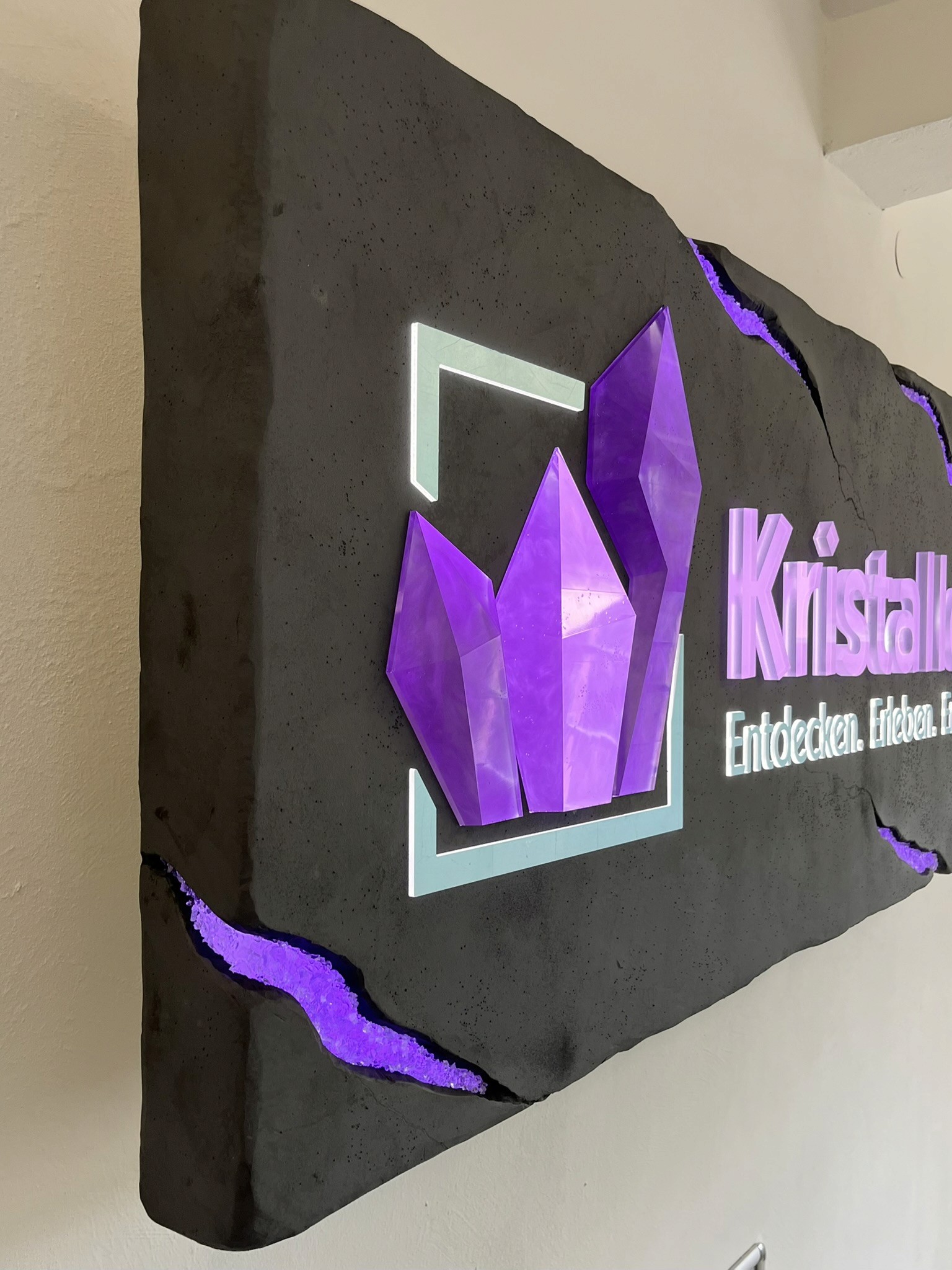 Leuchtende Lichtwerbung an einem Gebäude, LED-Schilder und Neonlogos strahlen in der Nacht