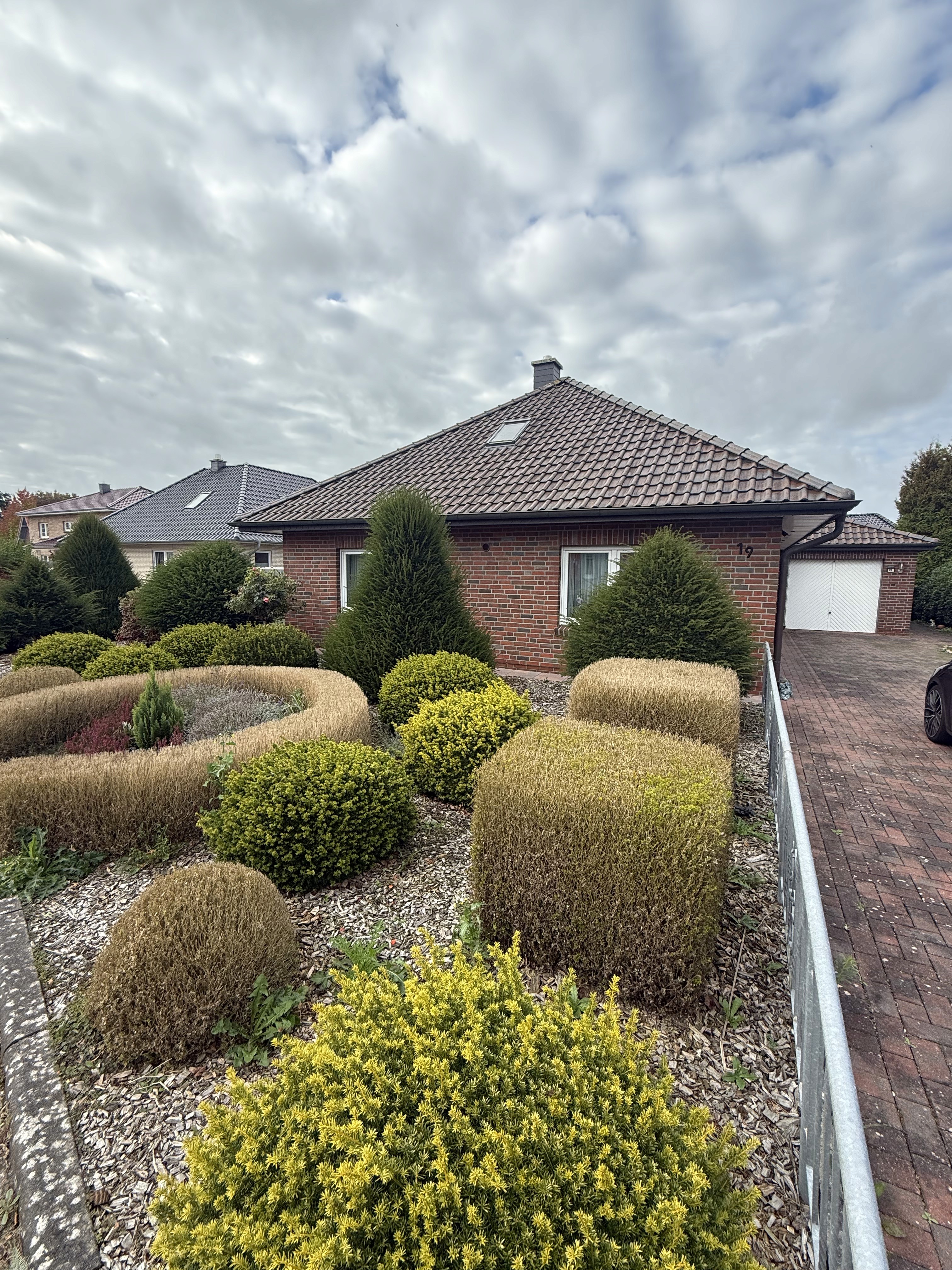 Gartenwerkzeug an einer geschnittenen Hecke