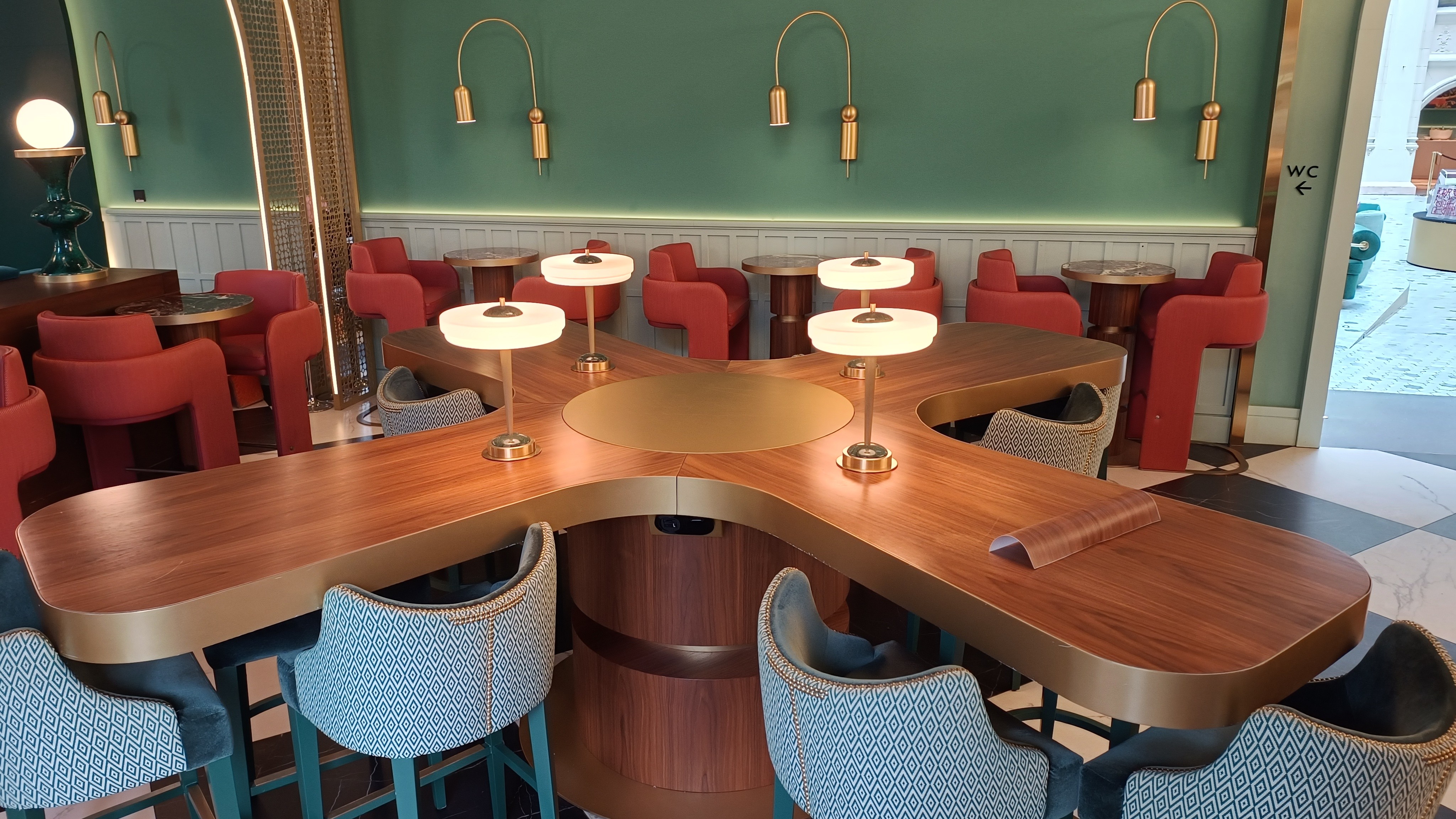 A W Budapest Hotel bár pultjainak és bútorfelületeinek felújítása Coverstyl belsőépítészeti fóliával a Nortek által.