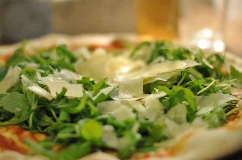 Pizza rucola e bresaola con scaglie di parmigiano reggiano o grana padano