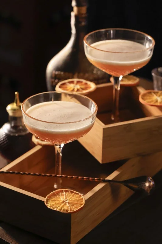 elegancki koktajl przygotowywany przez barmana na wesele przy pomocy sitka