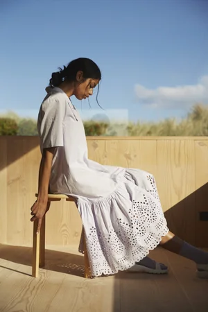 Dans le lookbook de la marque Danoise Another Aspect, le mannequin porte un costume gris et une chemise blanche