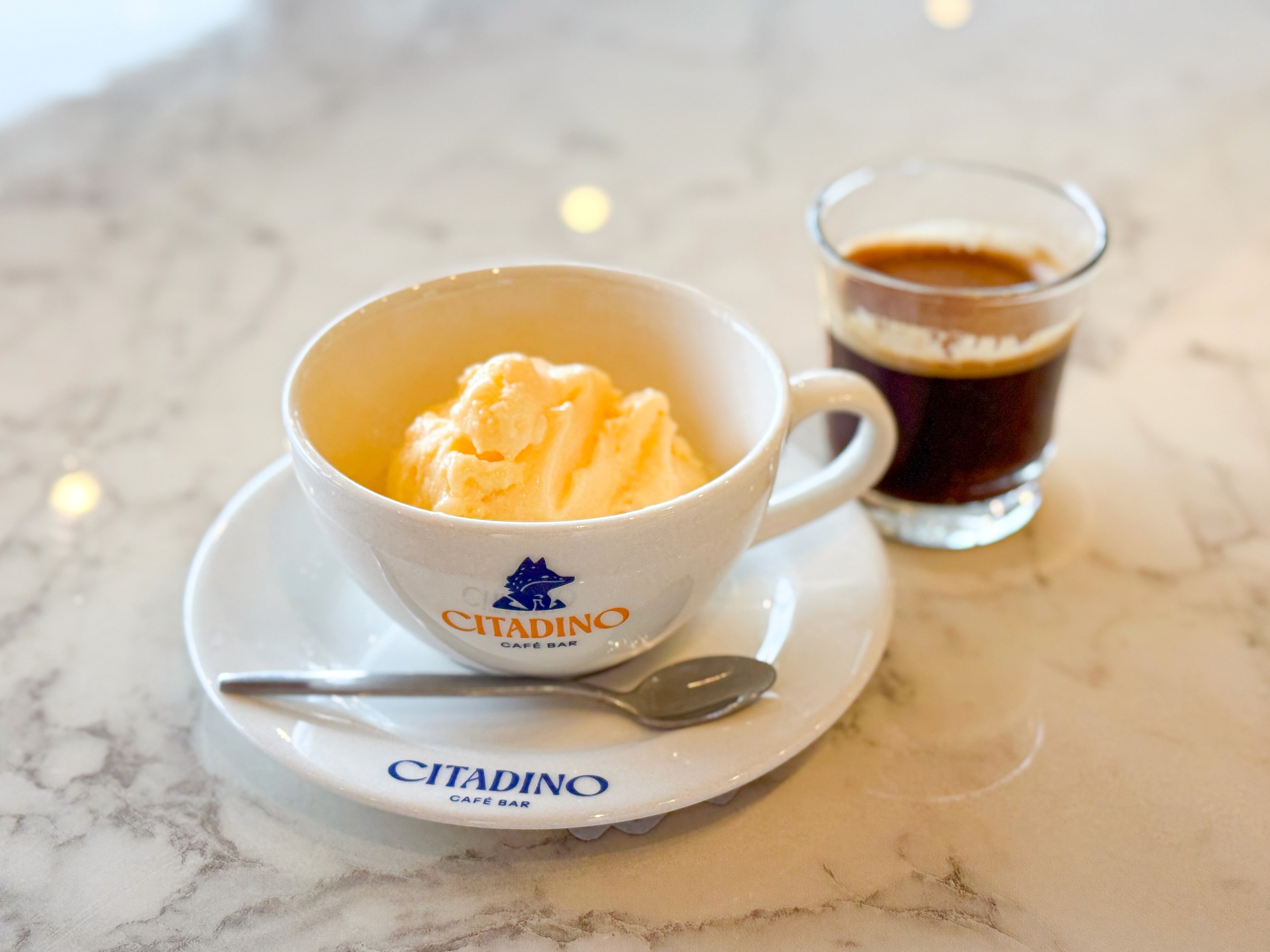 Affogato, taza con helado de crema y un café