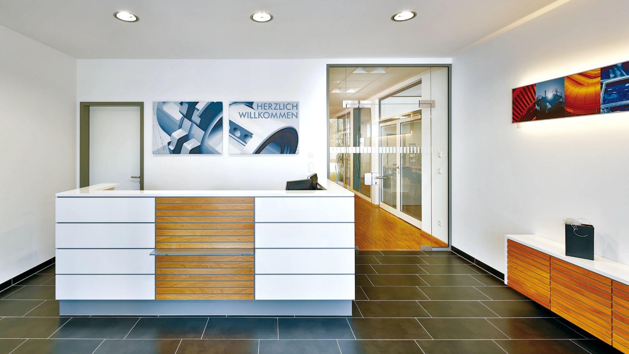 Modernes Foyer mit Anmeldetresen und Blick in den Flur. 