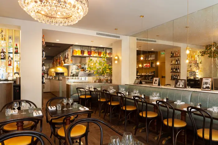 Photo de la salle du restaurant, au coeur de Saint-Germain-des-Prés à Paris 6e arrondissement