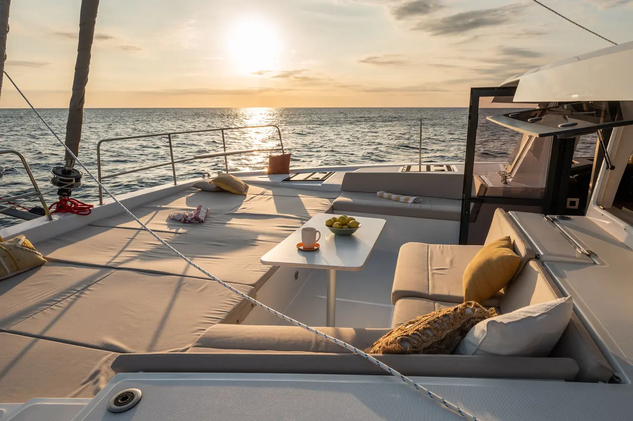 Foredeck sun lounge of the Bali 4.4