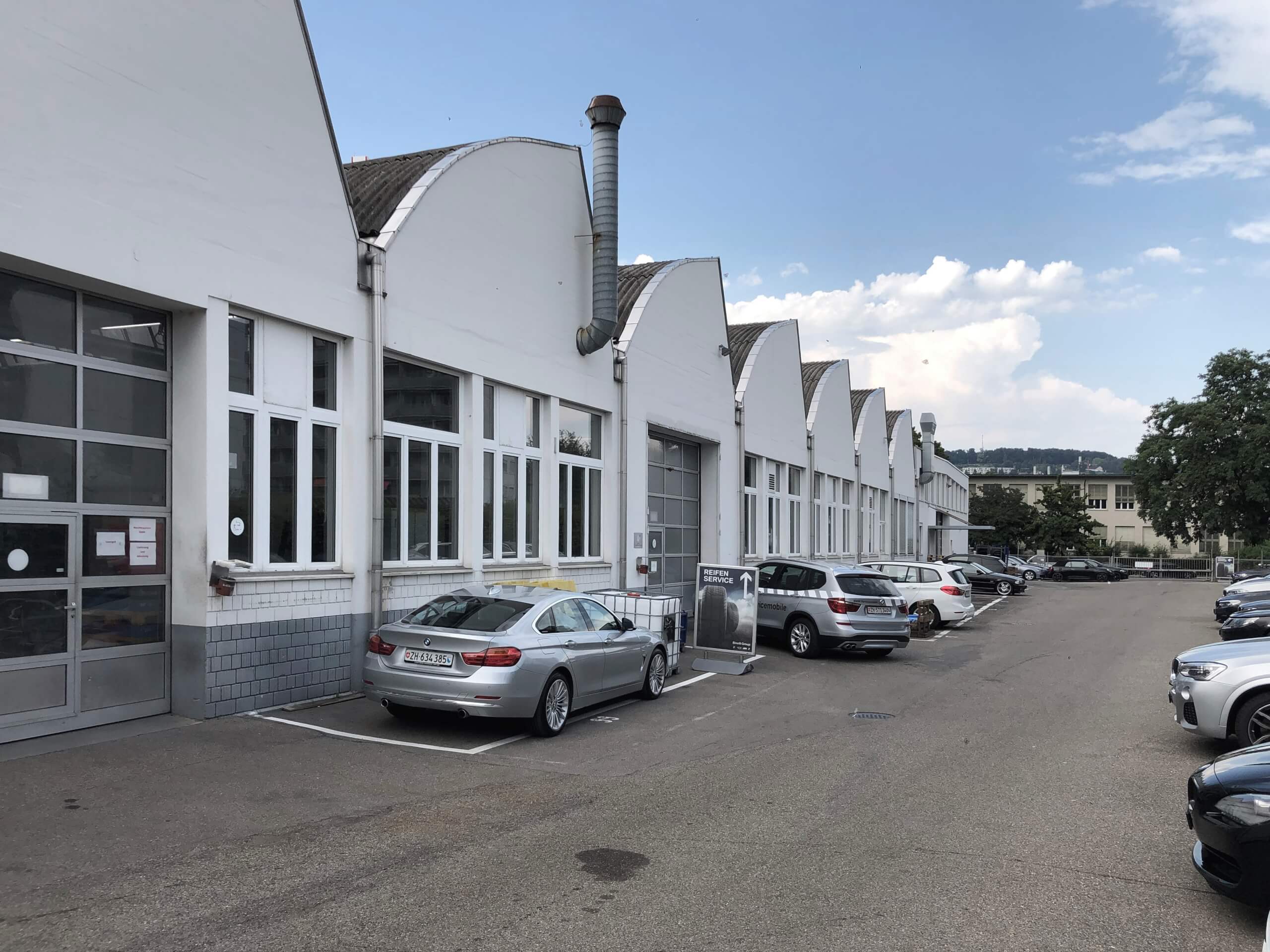 Ehemalige Industrie- und Werkhallen an der Freihofstrasse in Zürich-Altstetten mit charakteristischen Sheddächern, Teil der historischen Bausubstanz neben dem heutigen ALTO-Areal.