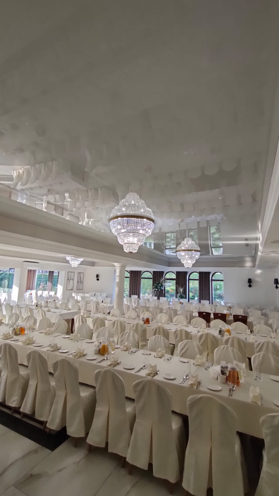 Spanndecke im Restaurant mit moderner Beleuchtung Hannover