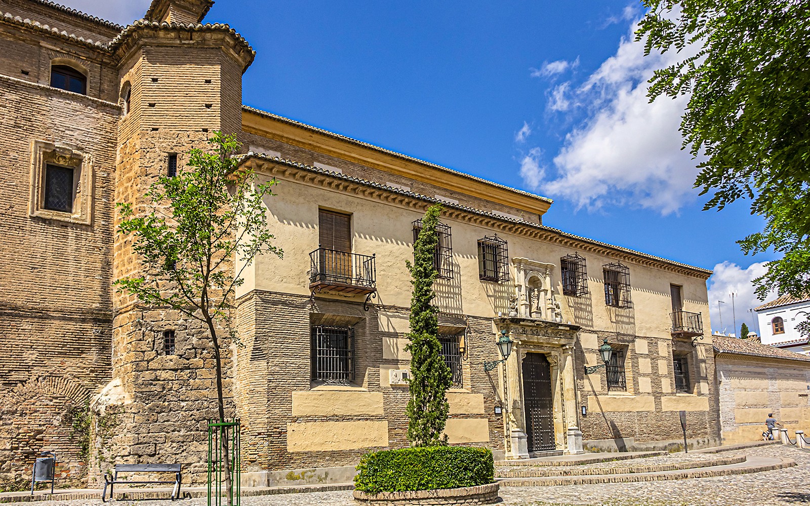 Edificio storico nell'Albaicin, Granada, con facciata in pietra e ingresso ornato.