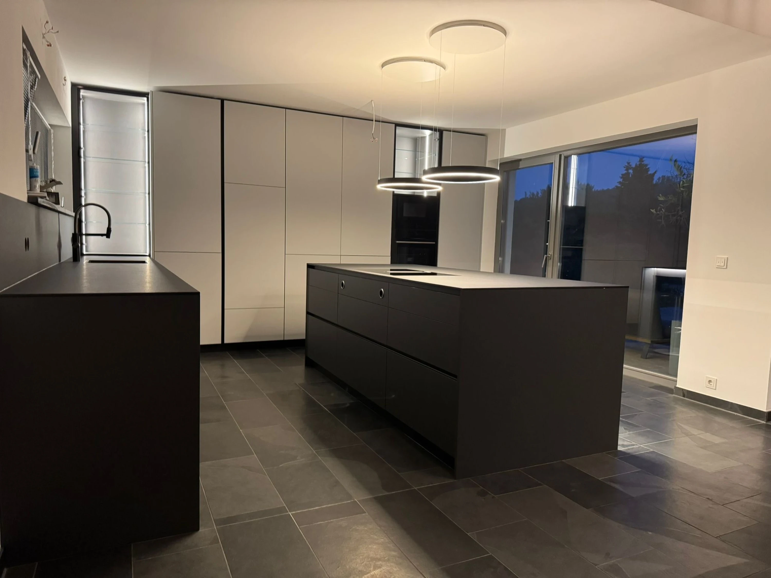 Détail — prise intégrée et goulotte dissimulée.