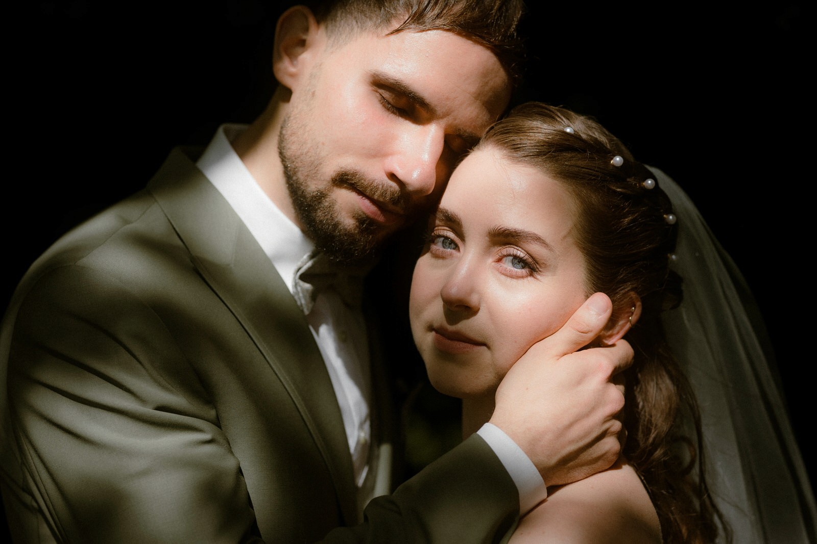 Nahaufnahme von Braut und Bräutigam mit kontrastreichem Licht