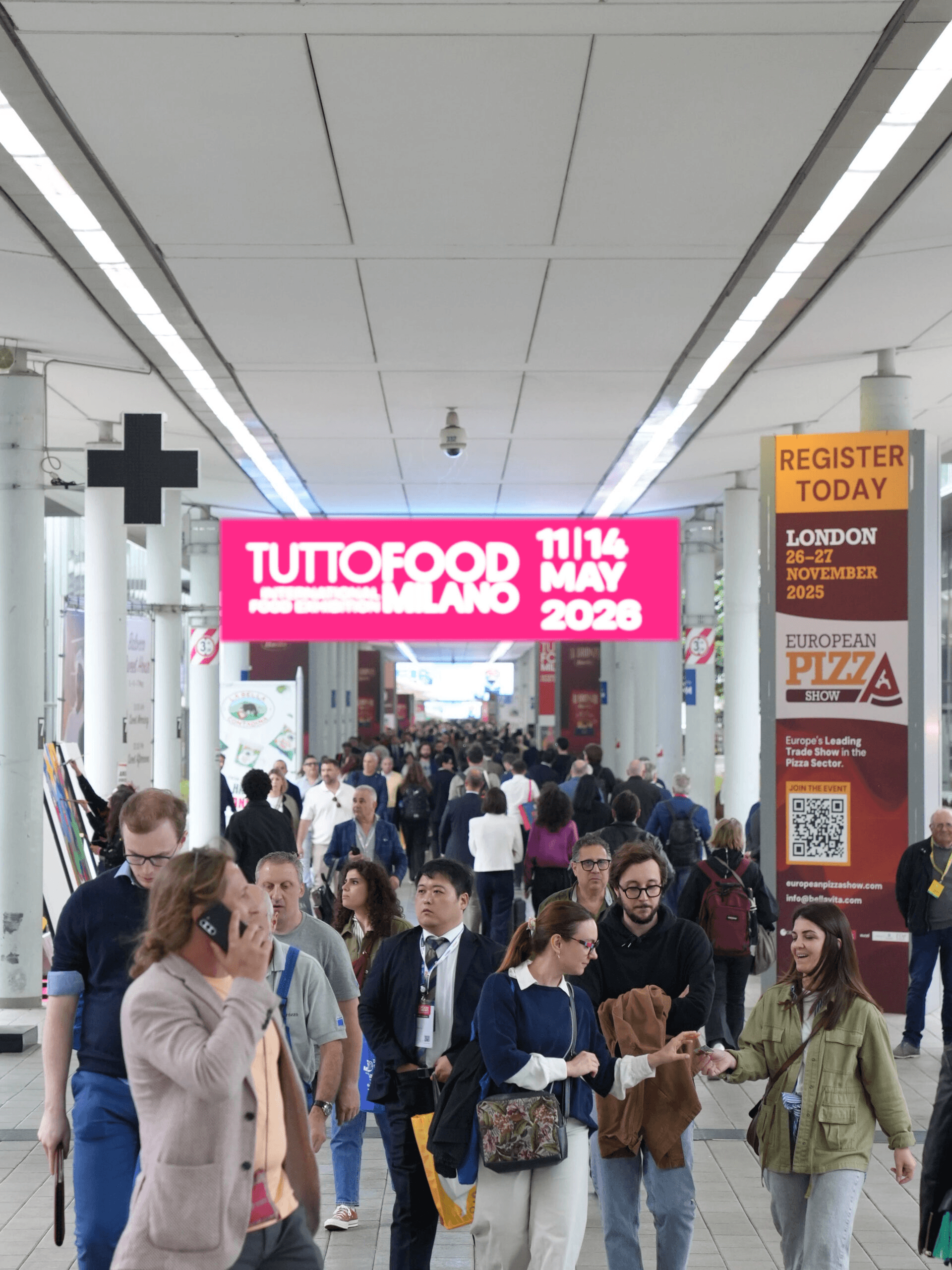 Visitatori all’ingresso di TuttoFood Milano 2026 dove l’azienda Del Colle sarà presente al Padiglione 10 – Stand H11 nell’area Calabria Straordinaria. | Salumi Del Colle
