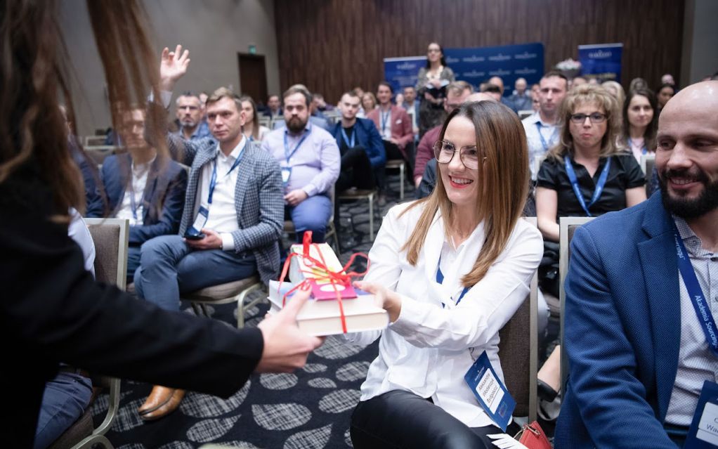 Uczestnicy warsztatów Pawła Albrechta dzielący się opiniami podczas szkolenia