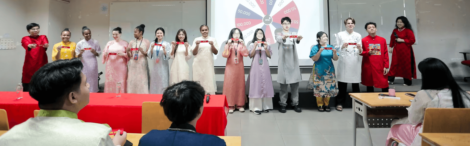 Sinh viên quốc tế trải nghiệm văn hóa Tết Việt tại Văn Lang qua hoạt động “The Ultimate Tết Quest”.