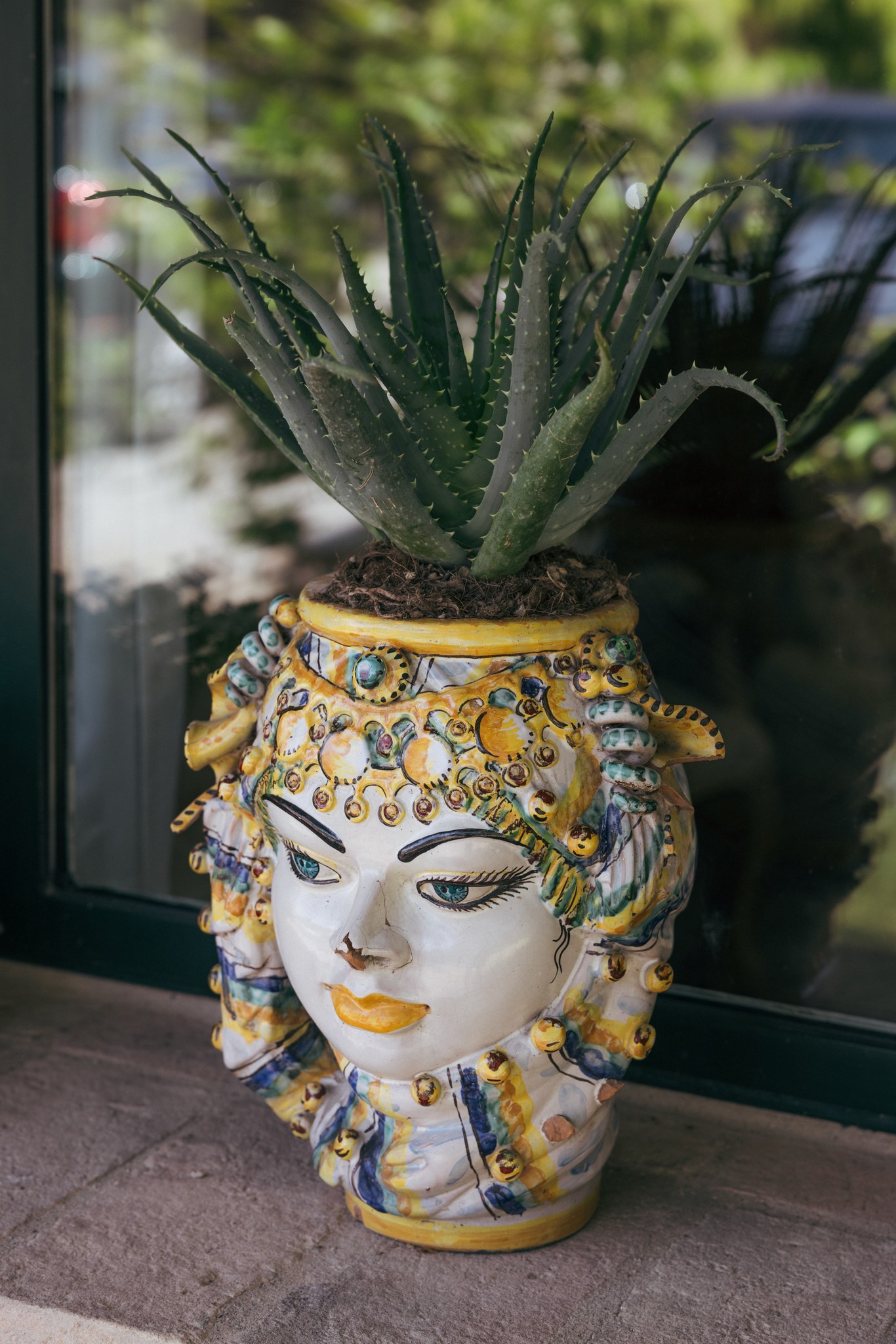 Vaso decorativo in ceramica gialla e blu con pianta grassa, dettaglio dei preparativi matrimoniali nella villa