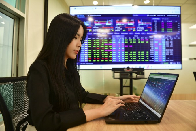 Nhà đầu tư theo dõi thị trường chứng khoán tại một công ty ở TP HCM. Ảnh: Thanh Tùng