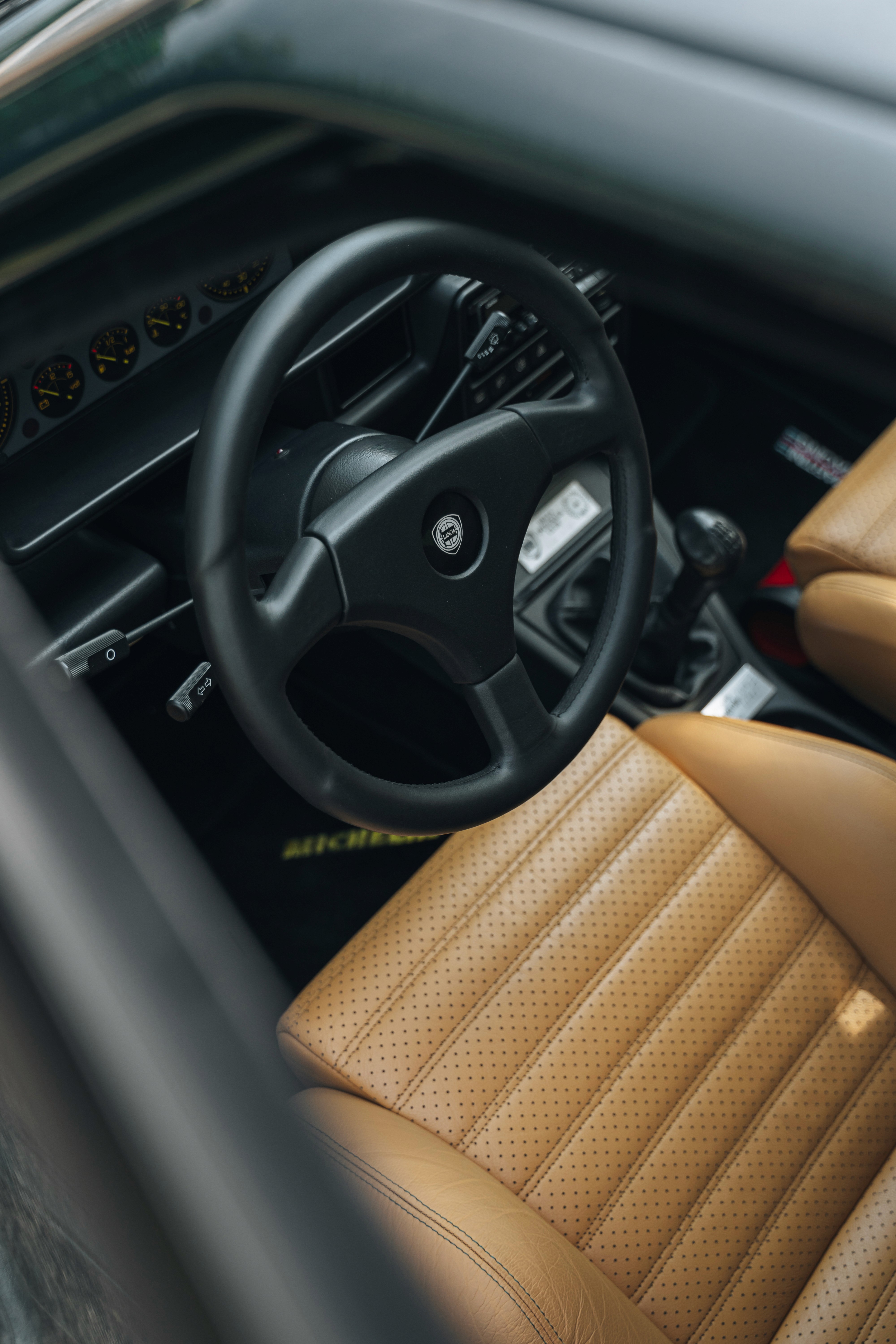 interni lancia delta integrale con sedili marroni in pelle