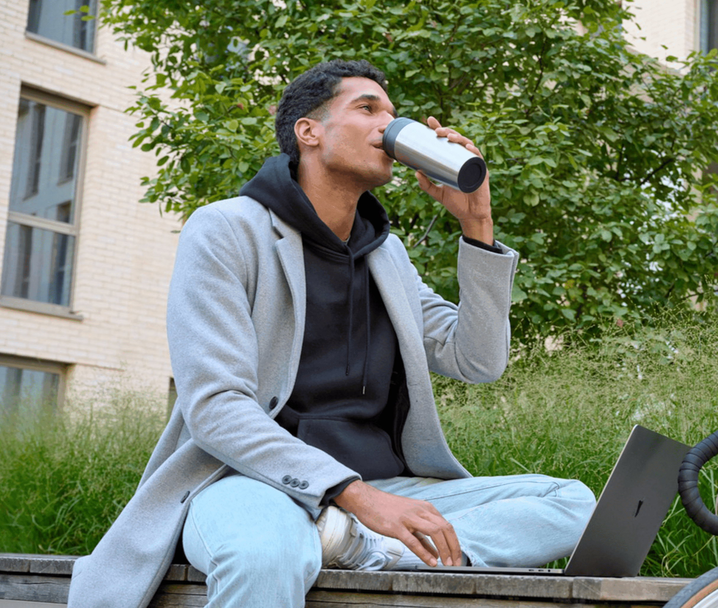 Emsa-Edelstahl-Thermobecher man der daraus trinkt