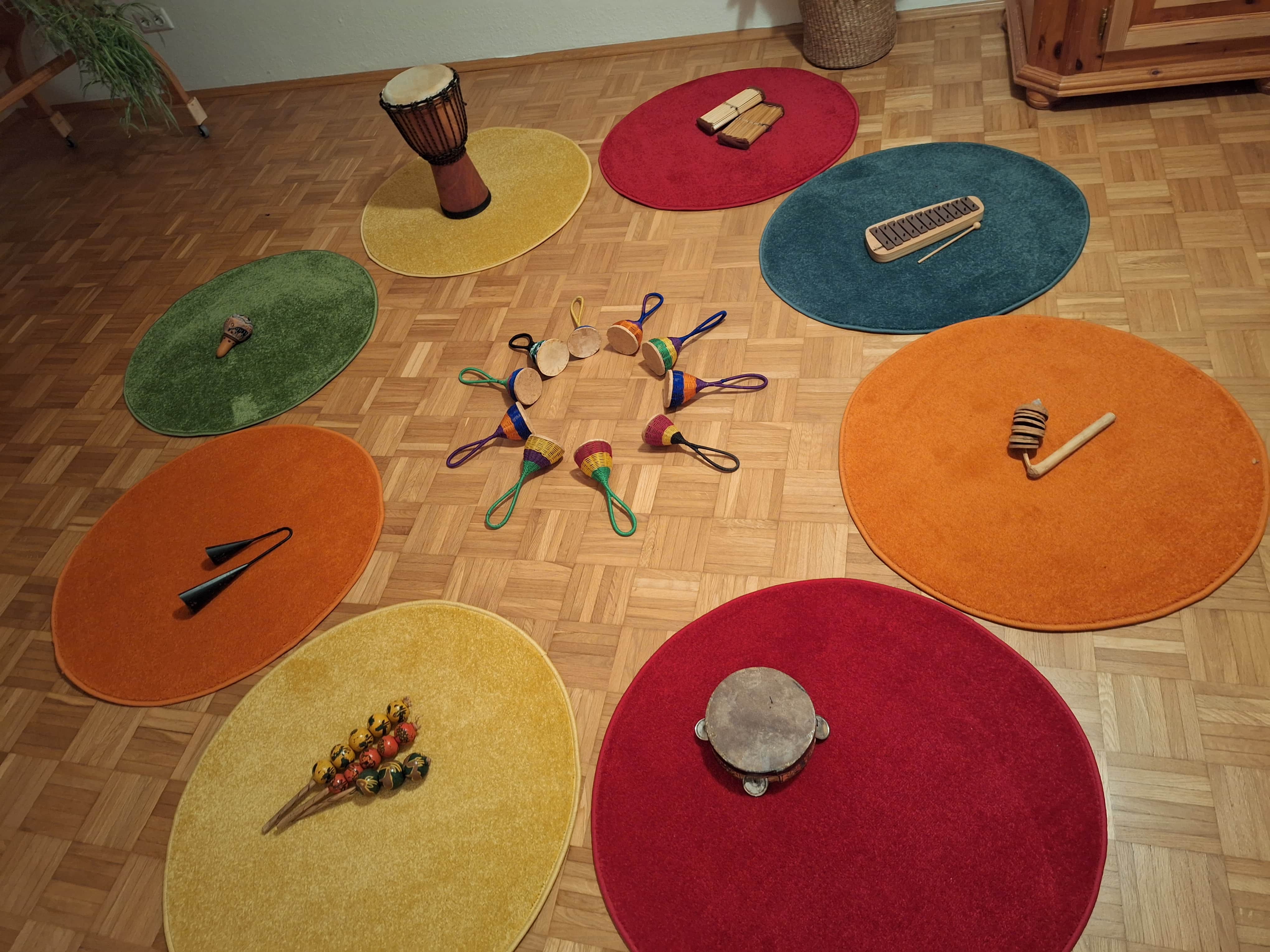 sitzpolster, die in einem kreis aufgestellt wurden, auf ihnen befinden sich instrumente