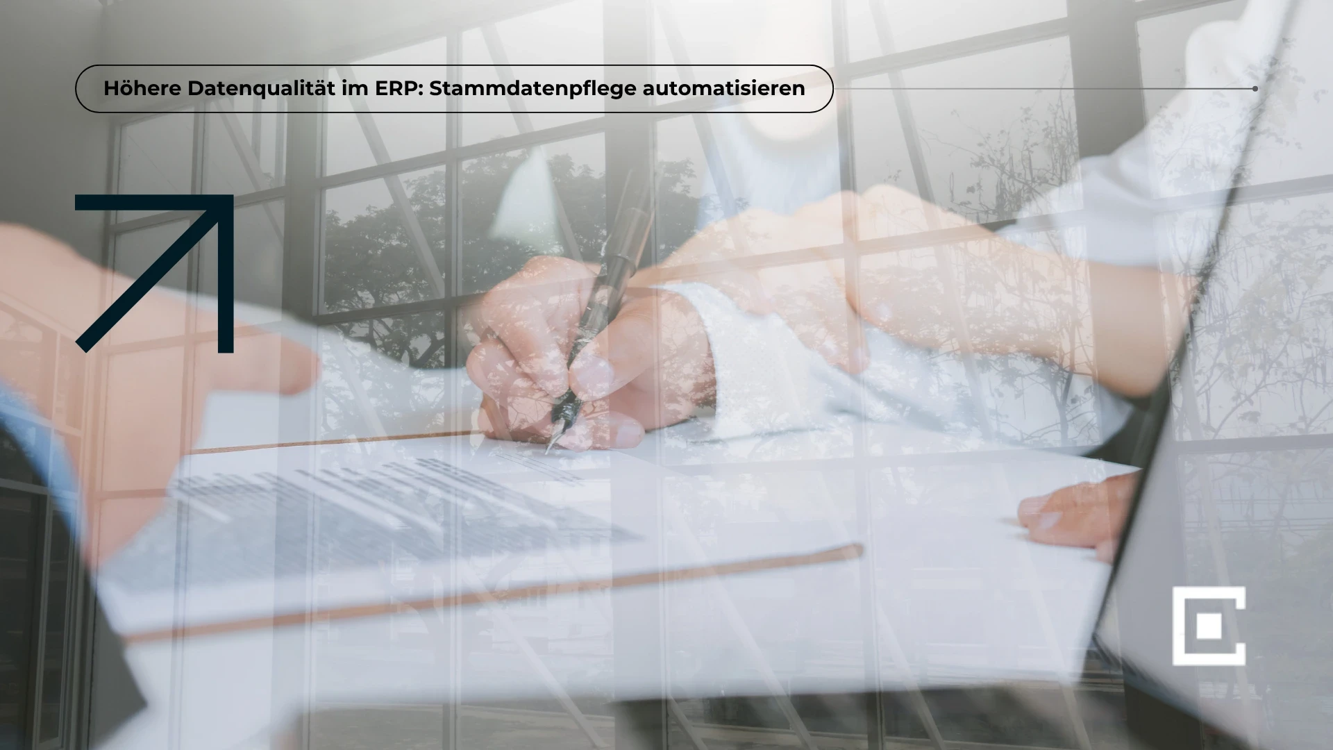 Geschäftsführer vergleicht zwei widersprüchliche Auswertungen aus ERP und CRM. Stammdaten KI Mittelstand, KI-Projekt scheitert; ERP Stammdatenqualität; Datenqualität KI Mittelstand; KI-Readiness ERP; Stammdatenpflege automatisieren.