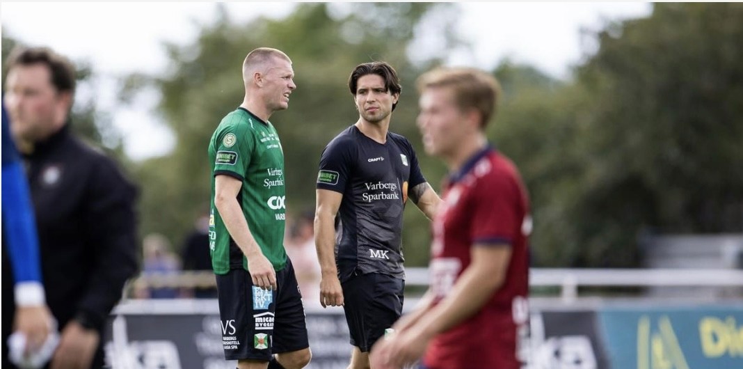 Coach explaining stuff to an athlete