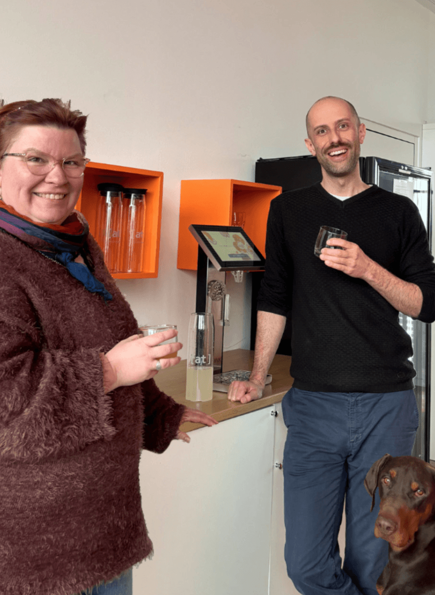mitarbeitende bei alexaner thamm genießen einen redrink
