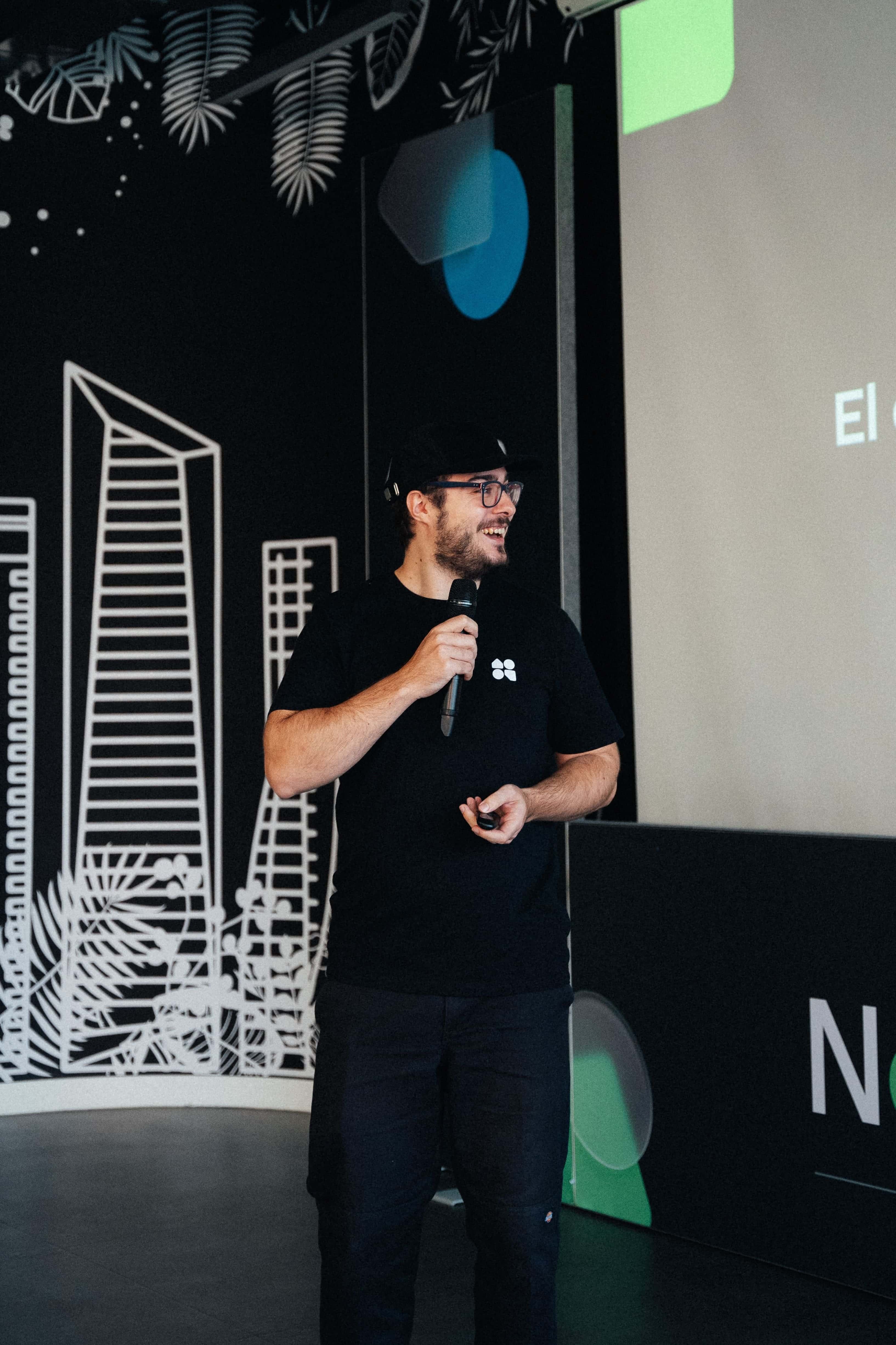 Alex Vaughtton hablando