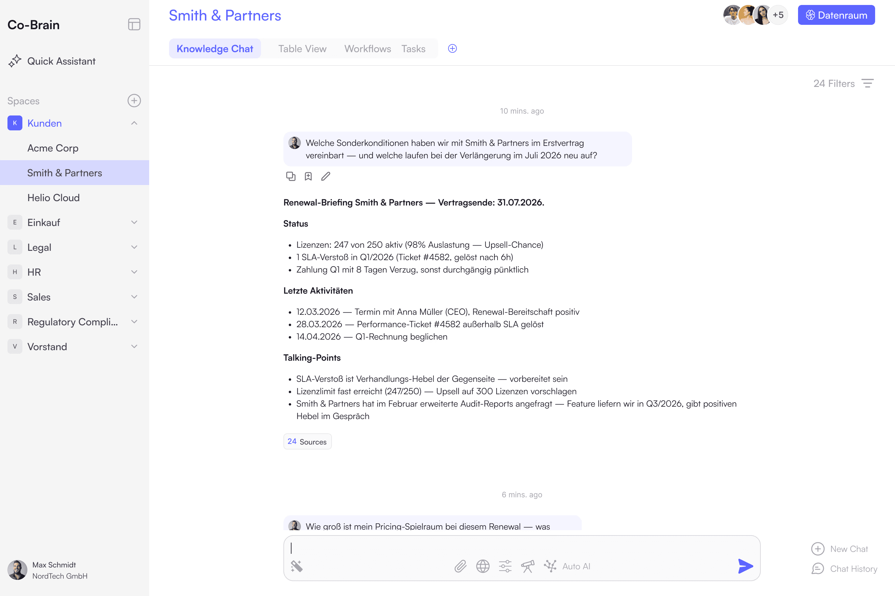 Screenshot des Co-Brain Chat-Assistenten mit einer Frage zu Kündigungsfristen und der KI-Antwort mit Quellenangabe aus einem Rahmenvertrag.