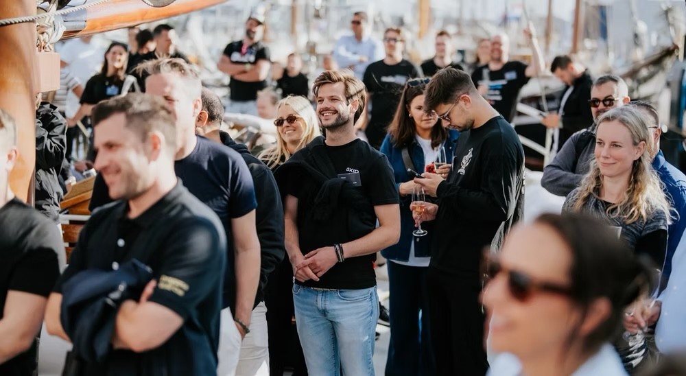 Gäste im Gespräch bei einem Treffen am Hafen während Mollie × Kieler Woche 2026