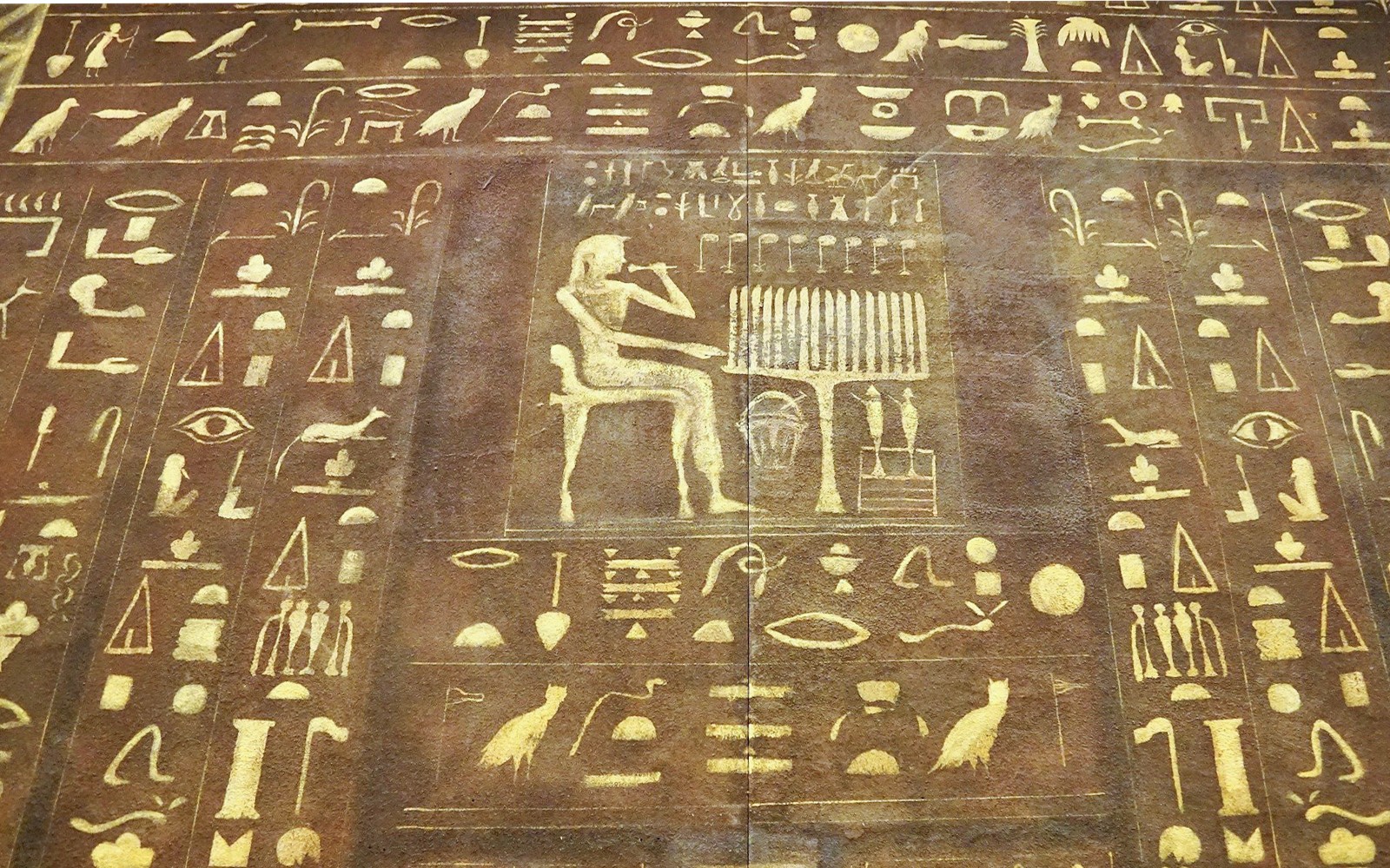 Antikke egyptiske hieroglyfer på en steintavle ved Det egyptiske museet.