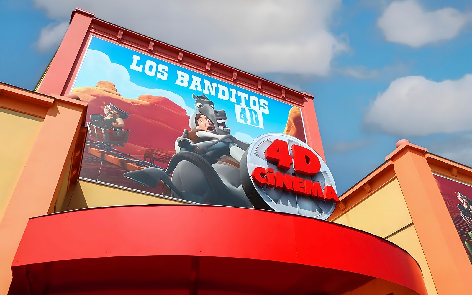 4D mozi belépés a Walibi Belgium parkban, amely a Los Banditos hullámvasút plakátját tartalmazza.