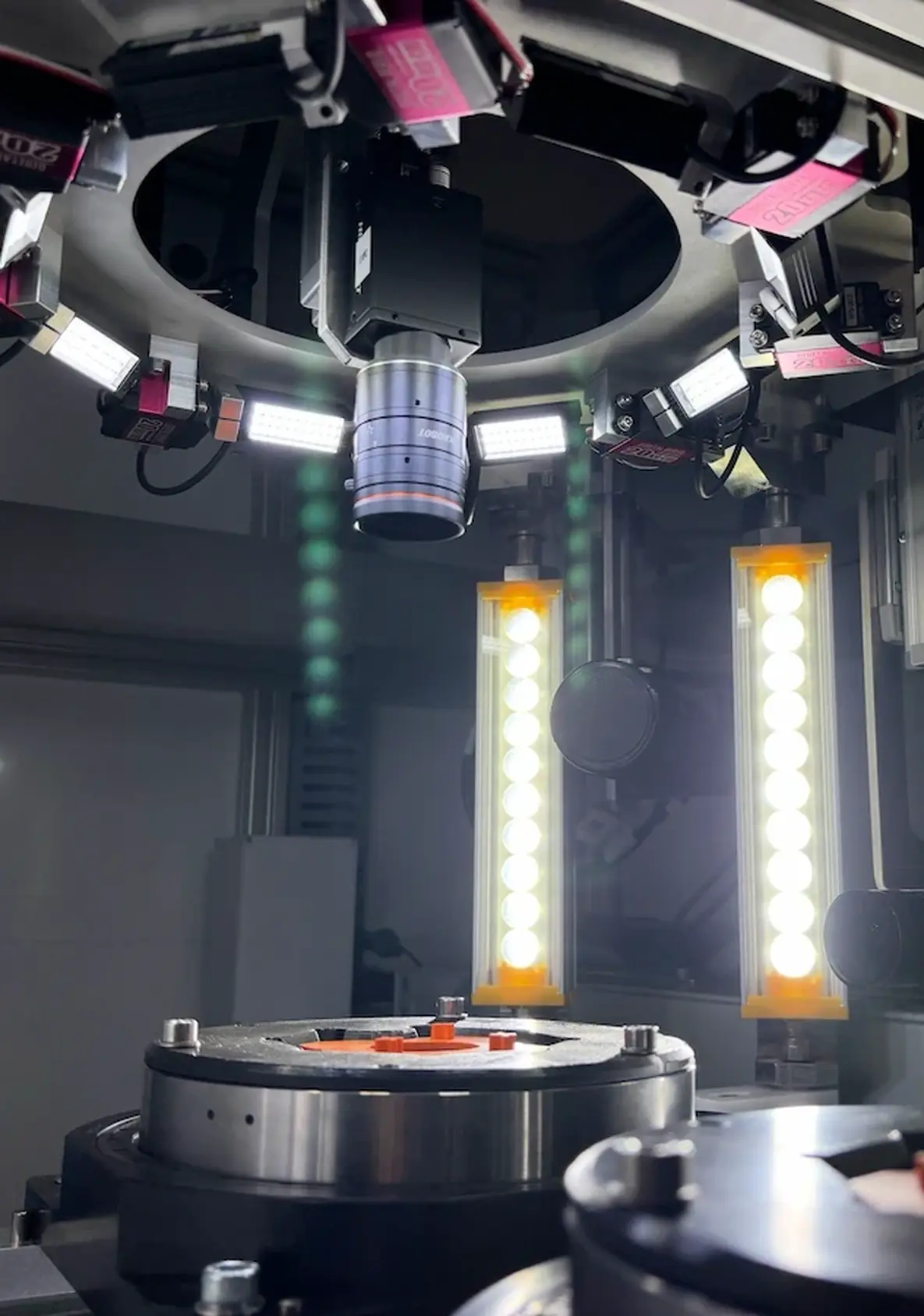 Cellule de vision industrielle : armoire électrique bleue et mécanique de précision