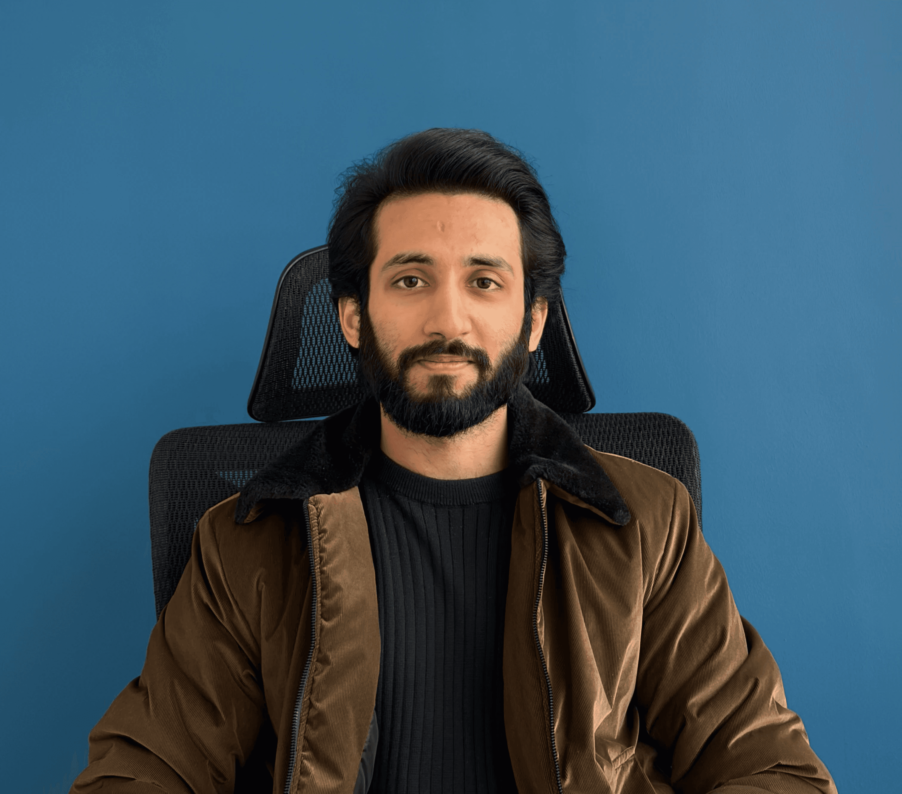 man in black crew neck shirt