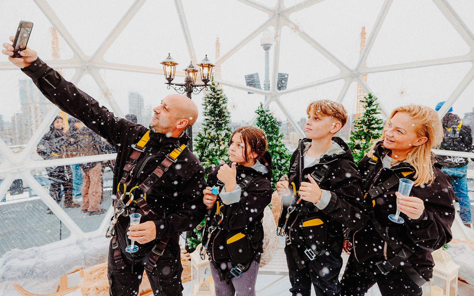 宾客们穿着冬季装备尽情享受O2 雪球体验,让寒冬变得格外精彩。