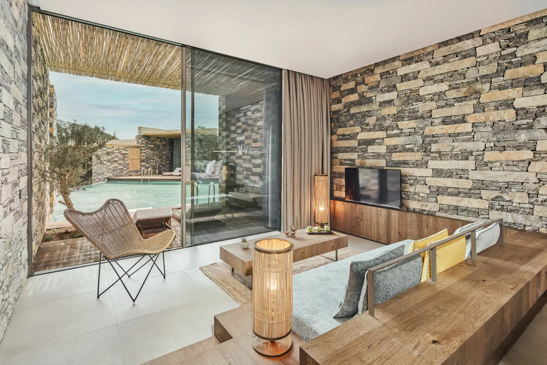 Seating corner of the room and the terrace opening onto the pool