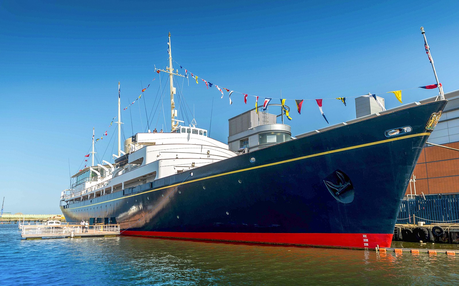O Royal Yacht Britannia está atracado em Edimburgo, onde os visitantes exploram o convés.