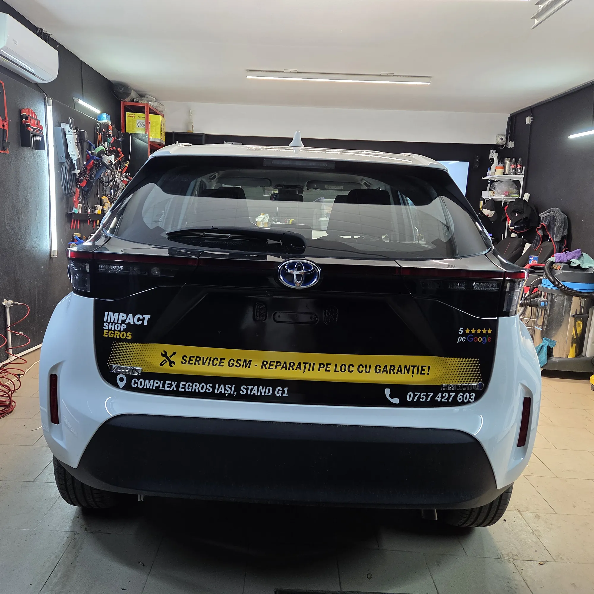 Hayon colantat Impact Shop cu mesajul „Service GSM, reparații pe loc cu garanție”