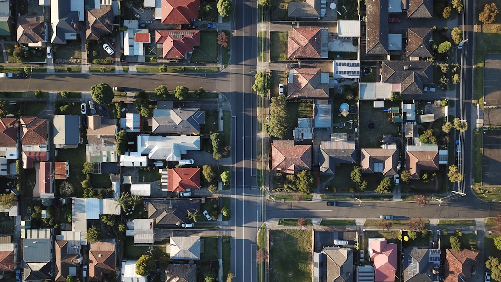https://images.unsplash.com/photo-1524813686514-a57563d77965?q=80&w=1032&auto=format&fit=crop&ixlib=rb-4.0.3&ixid=M3wxMjA3fDB8MHxwaG90by1wYWdlfHx8fGVufDB8fHx8fA%3D%3D