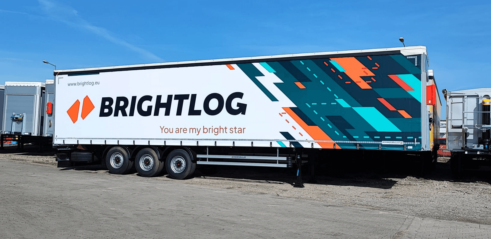 Plandeka z nadrukiem UV na pojeździe ciężarowym – realizacja Podkowiński