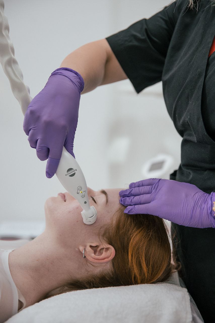A photo of a girl undergoing a procedure at a cosmetologist's