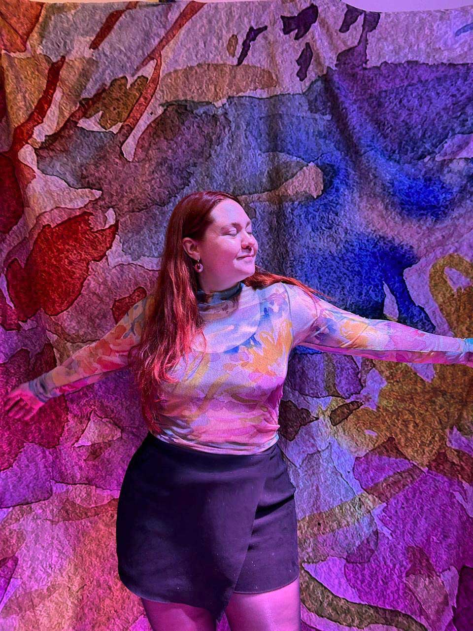 Retrato de Rochi Cuenca dentro de la obra "Volver a Florecer", con la instalación inmersiva que se realizó en ULAP, Un Lugar Aparte en Villa Crespo en el marco de la serie "Florecer después de un duelo"
