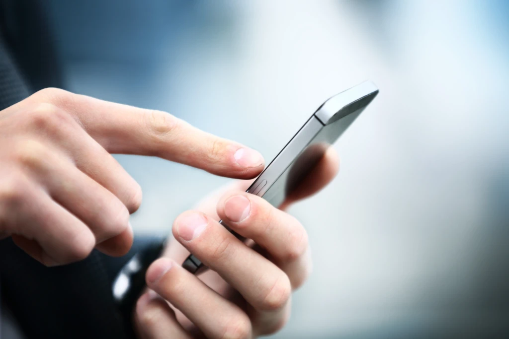 homme utilisant un téléphone