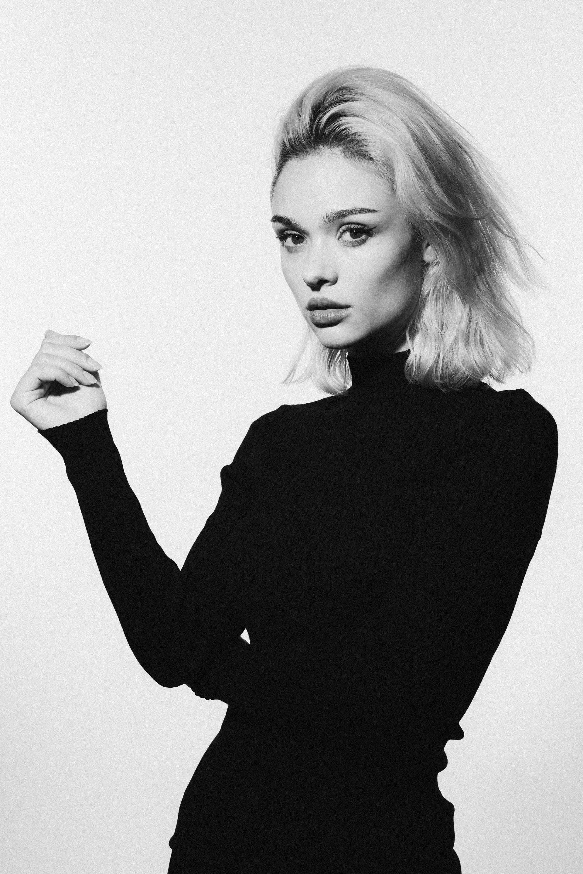 Schwarzweisses Personal Branding Portrait einer Frau mit modernem Styling, hochwertiges Studiofoto aus Zürich